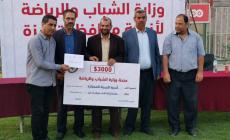 جانب من توزيع المنحة على الأندية