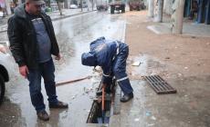 صورة لطاقم بلدية غزة أثناء التعامل مع مياه الأمطار