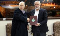 حنا ناصر يتسلم رد (حماس) الإيجابي على خارطة الانتخابات.