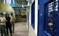 فروانة: 540 أسيراً يقضون أحكاماً بالسجن المؤبد بسجون الاحتلال