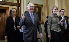 زعيم الأغلبية في مجلس الشيوخ الجمهوري ميتش ماكونيل لدى خروجه بعد التصويت على رفض استدعاء الشهود