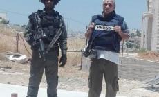 الصحفي خلال احتجازه من قبل قوات الاحتلال