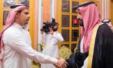 نجل خاشقجي (يسار) في لقاء جمعه بولي العهد السعودي بعد أسابيع قليلة من اغتيال والدهرويترز