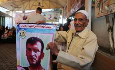 والد الأسير اكتيع يحمل صورة نجله