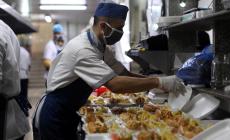 "الطهي الصحي" مبادرة طباخين غزة لمواجهة كورونا