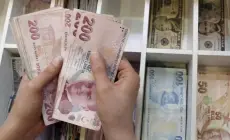 البنك المركزي لجأ مع تراجع الليرة التركية إلى إجراءات غير رسمية لتشديد السياسة النقدية (رويترز)