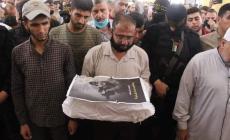 والد الشهيد يعقوب يحمل أشلاؤه