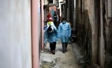 جدران المخيم تختزل النكبة وكورونا ولا مجال للتباعد!