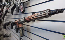 طوابير أمام متجر لبيع الأسلحة قبيل الانتخابات الرئاسية الأمريكية