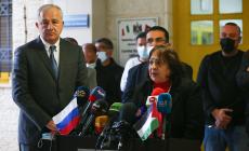 جانب من تسلم الصحة شحنة من اللقاح الروسي" سبوتنيك" بواقع 10 آلاف جرعة (وفا)