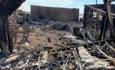 جنود أميركيون يعاينون الأضرار التي تعرضت لها قاعدة عين الأسد جراء القصف الإيراني مطلع العام الماضي (رويترز)