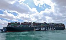 إعادة تعويم السفينة الجانحة في قناة السويس