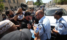 من أمام المحكمة