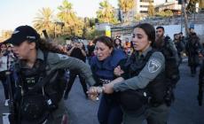 لحظة اعتقال مراسلة الجزيرة جيفارا البديري أثناء تغطيتها في حي الشيخ جراح (الجزيرة)