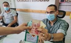 صرف المساعدات الإنسانية النقدية للأسر المتعففة في غزة