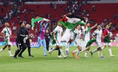 علم فلسطين حاضر في احتفالات الجزائر