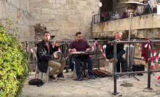 لحظة قيام المستوطنين بعزف موسيقى صاخبة في ساحة باب العامود بالقدس المحتلة