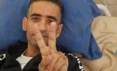 صورة جديدة للأسير هشام أبو هواش بعد أيام من الانتصار على السجان الاسرائيلي