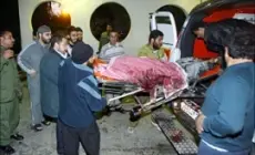 صورة أرشيفية لنقل جثمان الشهيد أحمد ياسين للمشفى عقب اغتياله