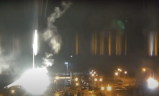 سقوط قذيفة روسية تسبّب في اندلاع حريق أمس الجمعة بموقع محطة زاباروجيا (مواقع التواصل الاجتماعي)