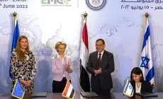 جانب من توقيع صفقة بيع الغاز الفلسطيني المسروق للاتحاد الأوروبي عبر مصر