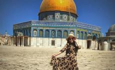 المستوطنة أمام قبة الصخرة
