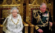 الملك الجديد ووالدته الراحلة