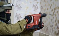 جندي يجري مسحا هندسيا لهدم منزل بالضفة