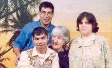 الدكتورة جين كالدر وثلاثة أطفال فلسطينيين   