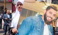 والدة الشهيد صالح ترفع صورته في وقفة للمطالبة باسترداد جثمانه المحتجز