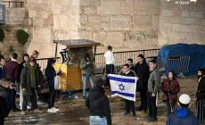 مستوطنون يرفعون العلم (الإسرائيلي) أمام مدخل باب العامود بالقدس عقب اقتحامهم المنطقة.