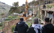 مقدسيون يراقبون هدم الاحتلال لمنازلهم في جبل المكبر