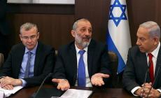 درعي يتوسط نتنياهو وليفين خلال اجتماع للحكومة، بداية الشهر الماضي (Getty Images)