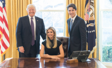 ايفانكا تتوسط الصورة بين زوجها كوشنر ووالدها ترامب