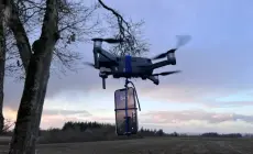 صورة نشرتها هيئة الإنقاذ تظهر طائرة مسيرة وقد تم تثبيت الهاتف المحمول عليها (مواقع التواصل)