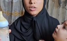 الطفل موسى جزرية مع والدته