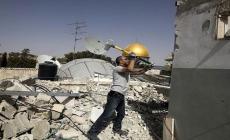 مواطن مقدسي يهدم منزله بأمر من قوات الاحتلال