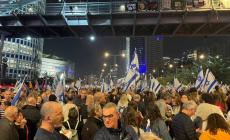 تظاهرة حاشدة للمستوطنين في (تل أبيب) للمطالبة بصفقة تبادل أسرى عاجلة