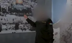 لقطة شاشة تظهر مشاهد حصرية من غرفة عمليات القسام ضمن برنامج "ما خفي أعظم"