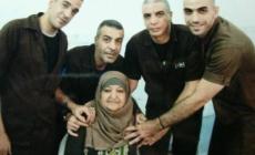 سيفرج عن أبنائها الثلاثة اليوم ... أخيرًا يزور الفرح قلب أم ناصر أبو حميد