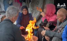 النازحون الفلسطينيون يترقبون أخبار التهدئة