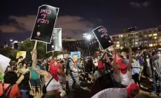 من أمام منزل نتنياهو الليلة الماضية