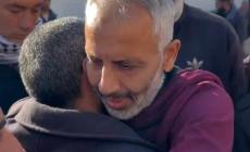 الأسير علاء أبو زيد يعانق شقيقه بعد الافراج عنه بالأمس