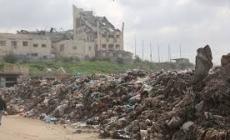 أهالي دير البلح يحذرون من كارثة بيئية وصحية جراء استمرار إغلاق معبر كرم أبو سالم