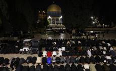 70 ألف مصلٍّ يؤدون التراويح في الأقصى وسط إجراءات قمعية فرضها الاحتلال