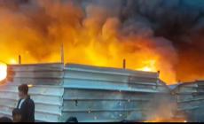 الدفاع المدني يسيطر على حريق هائل في مخازن للمواد التموينية بمدينة غزة