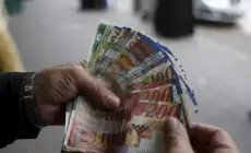 نقص السيولة في غزة.. معاناة تتفاقم وسط الحصار والدمار