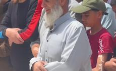 أبو صالح الشاعر يصلي على ولديه مصعب وصالح بعد استشهادهما بالامس