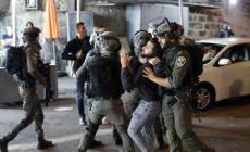 اعتقال 15 مواطنًا فلسطينيًا في حملات مداهمة واسعة بالضفة الغربية