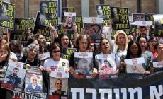 عائلات الأسرى الإسرائيليين تطالب بإنهاء الحرب والتوصل لاتفاق شامل لإعادتهم من غزة